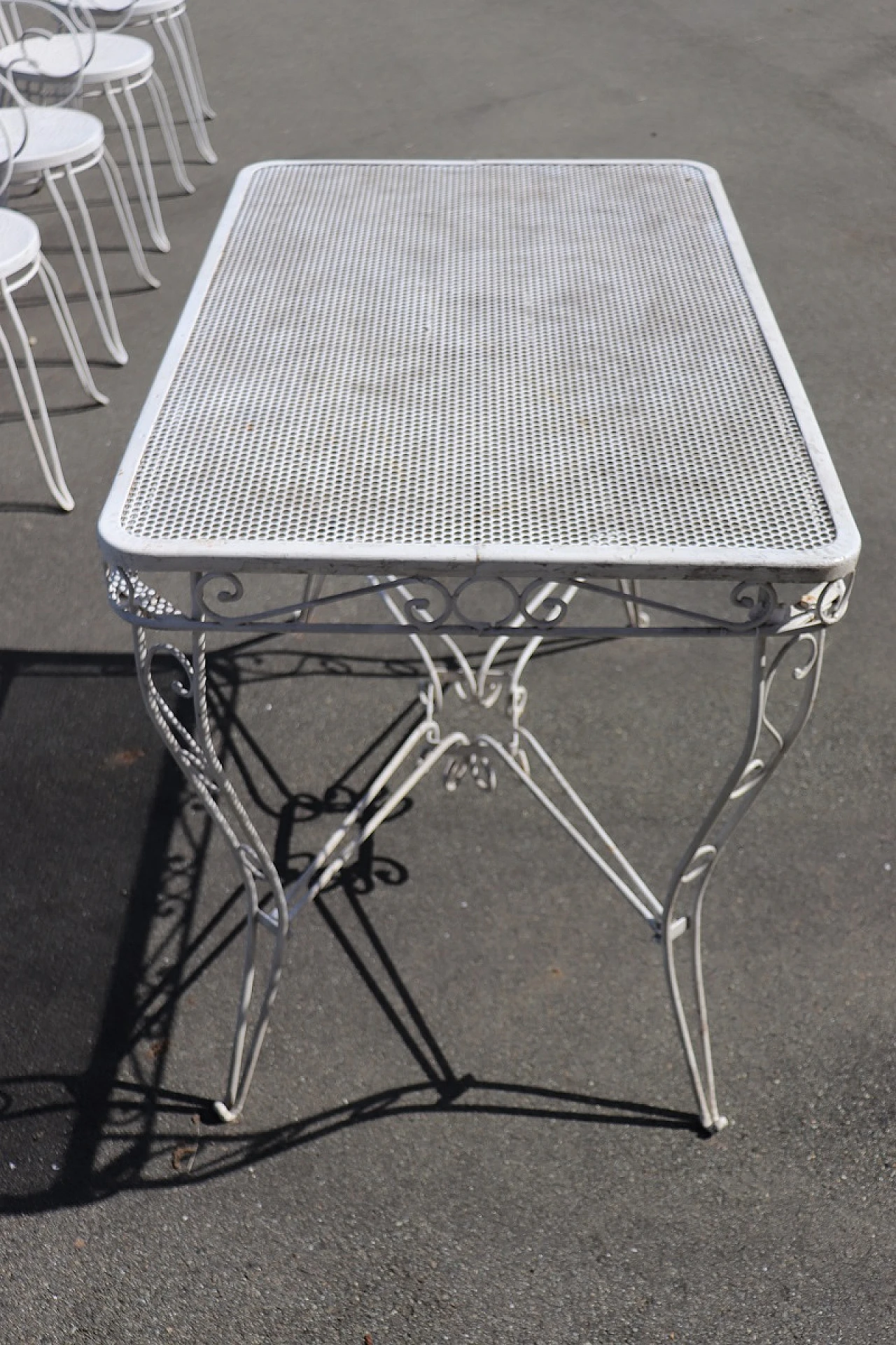 White iron garden table and four chairs, 1970s 11