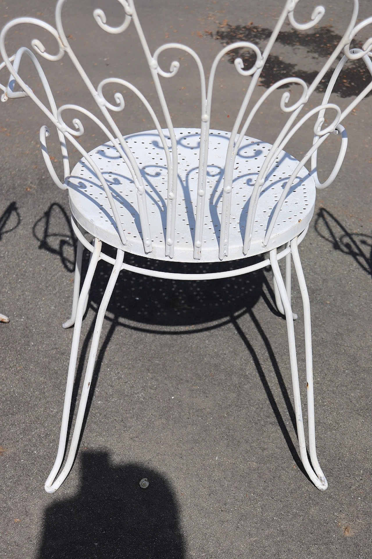 White iron garden table and four chairs, 1970s 13