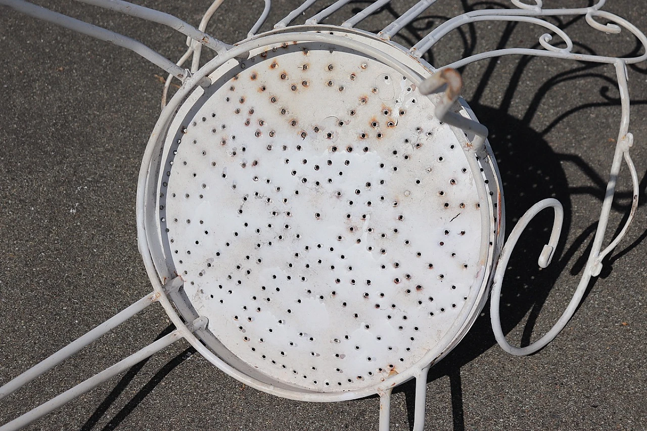 White iron garden table and four chairs, 1970s 14