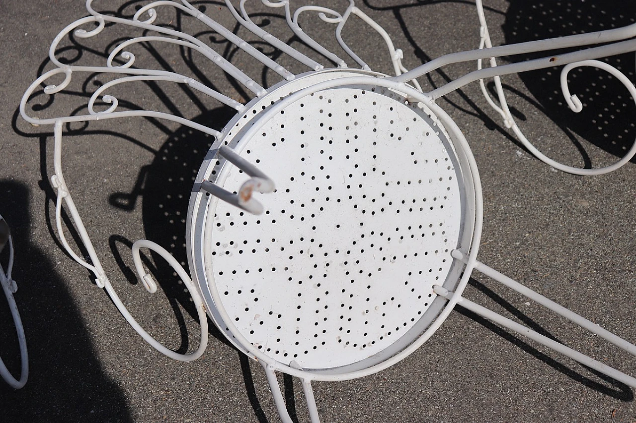 White iron garden table and four chairs, 1970s 15