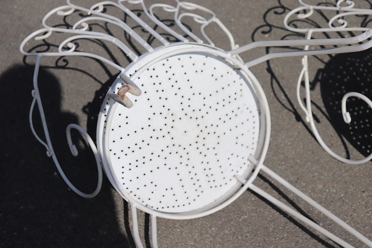 White iron garden table and four chairs, 1970s 16