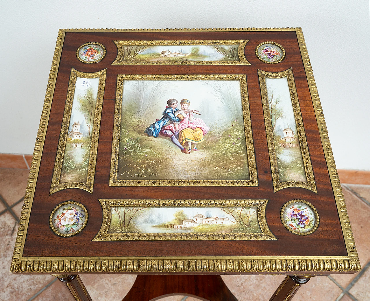 Tavolino Napoleone III in mogano e porcellana di Sèvres, '800 2