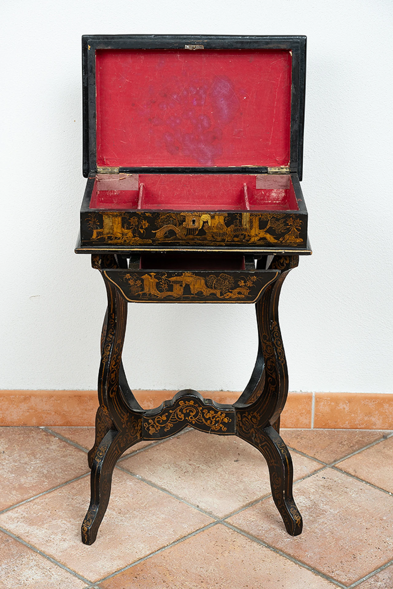 Chinese papier-mâché work side table, late 19th century 6