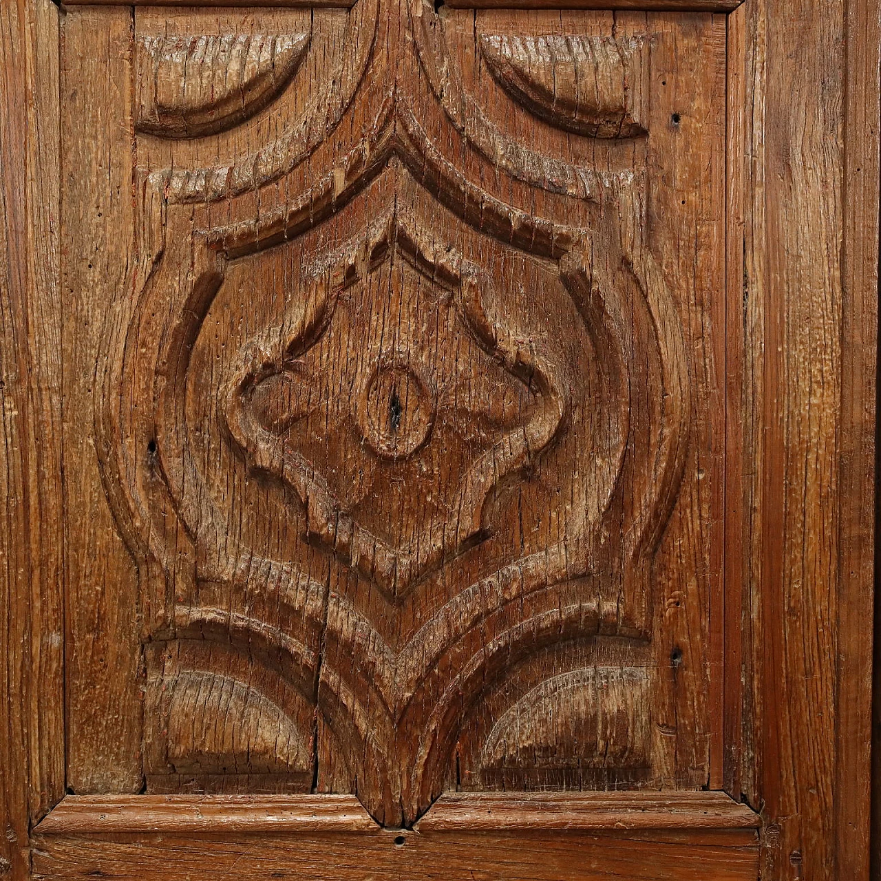 Carved walnut portal with spider's web panels, early 18th century 4