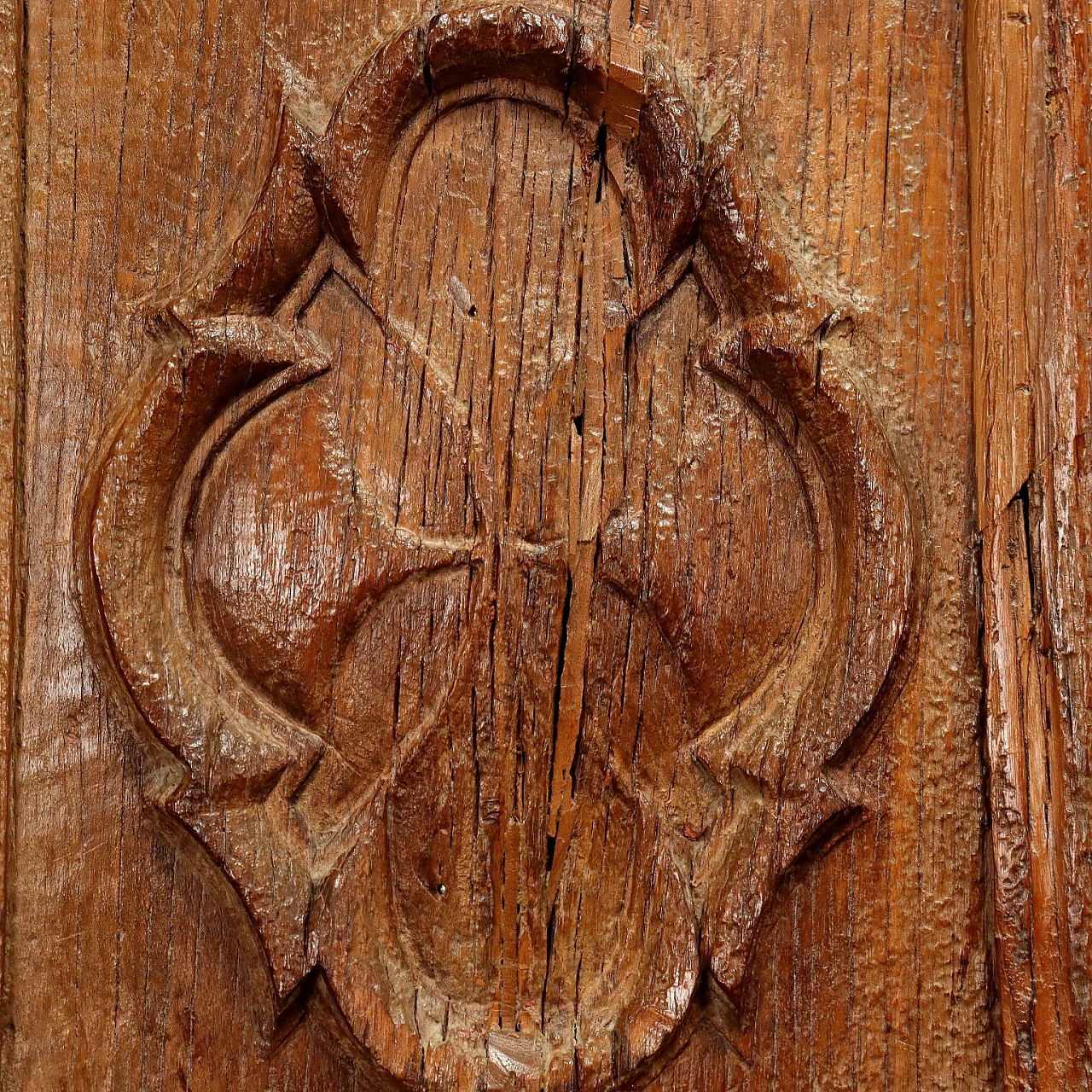 Carved walnut portal with spider's web panels, early 18th century 7