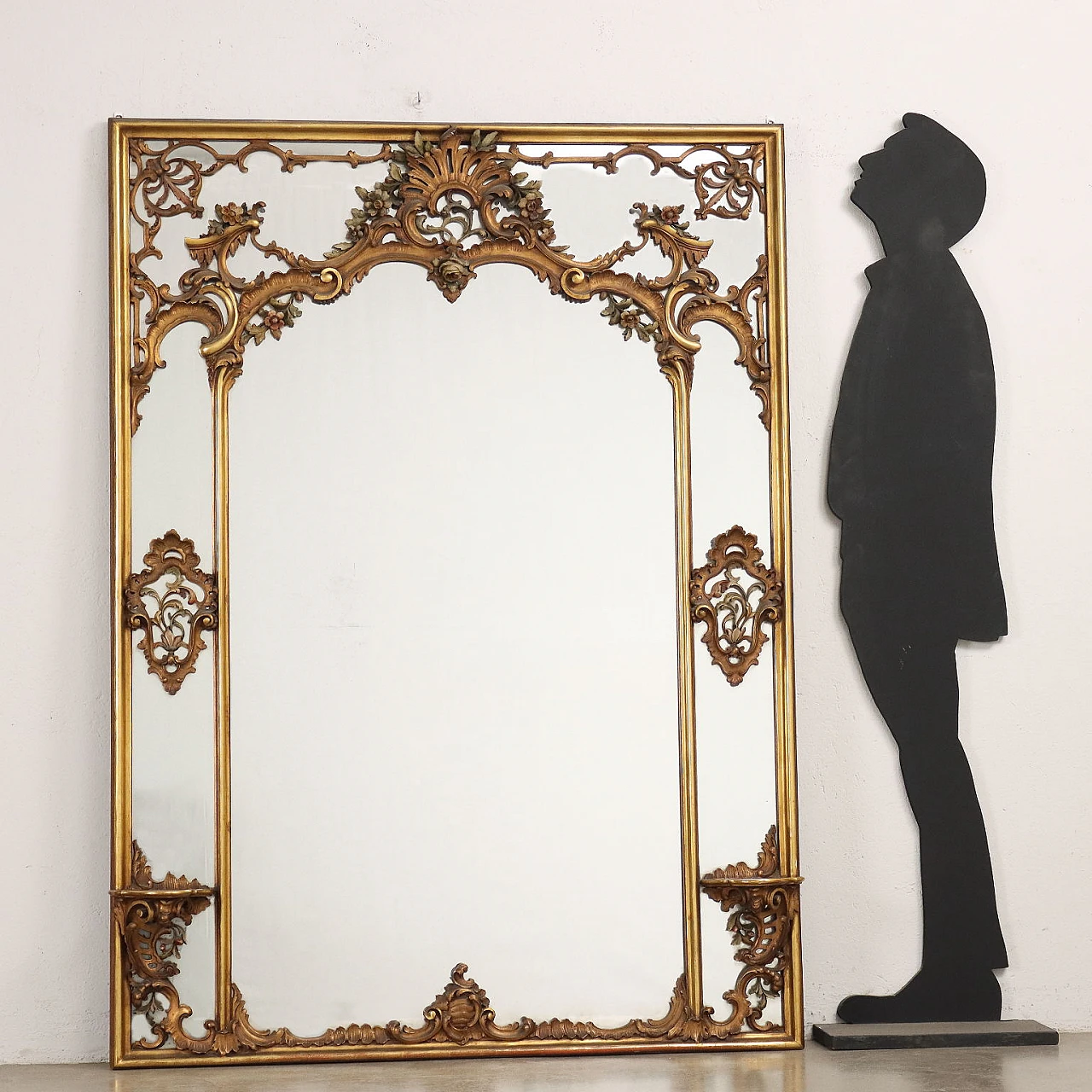 Gilded frame mirror carved with floral motifs 2