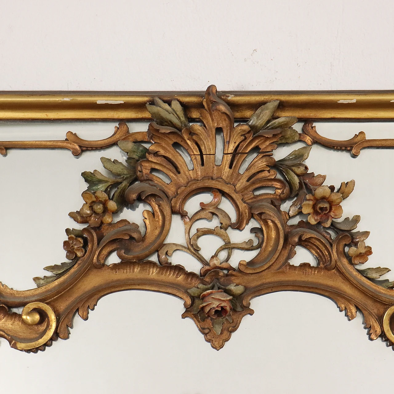 Gilded frame mirror carved with floral motifs 3