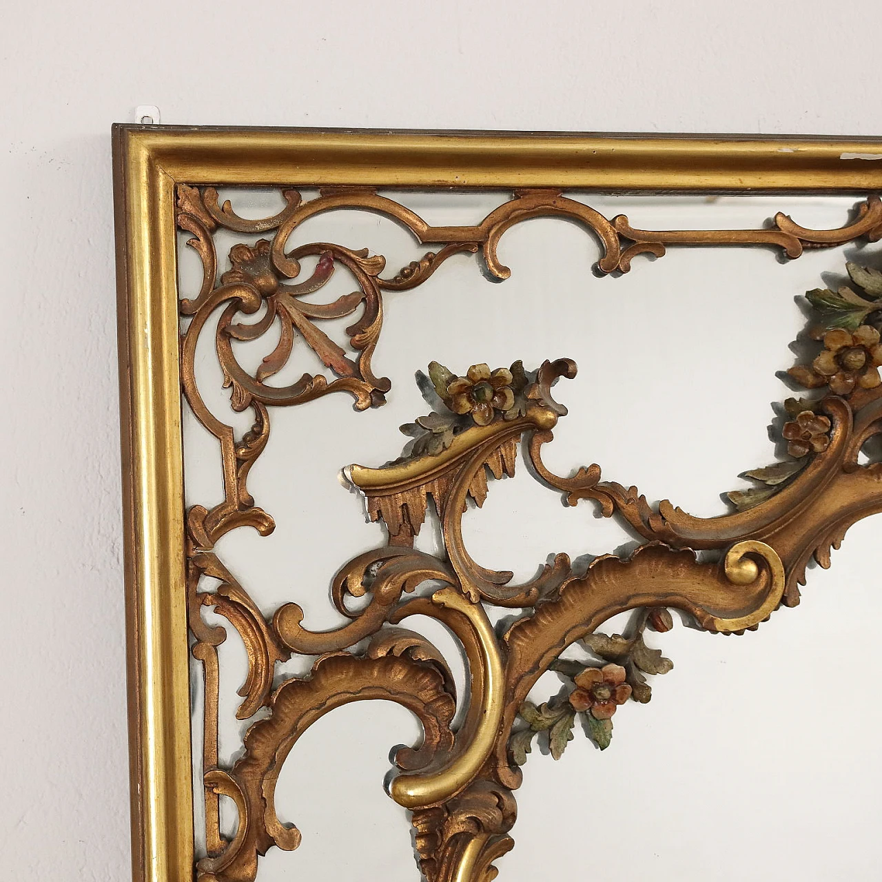 Gilded frame mirror carved with floral motifs 4