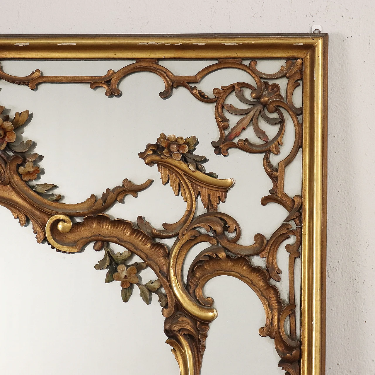 Gilded frame mirror carved with floral motifs 5