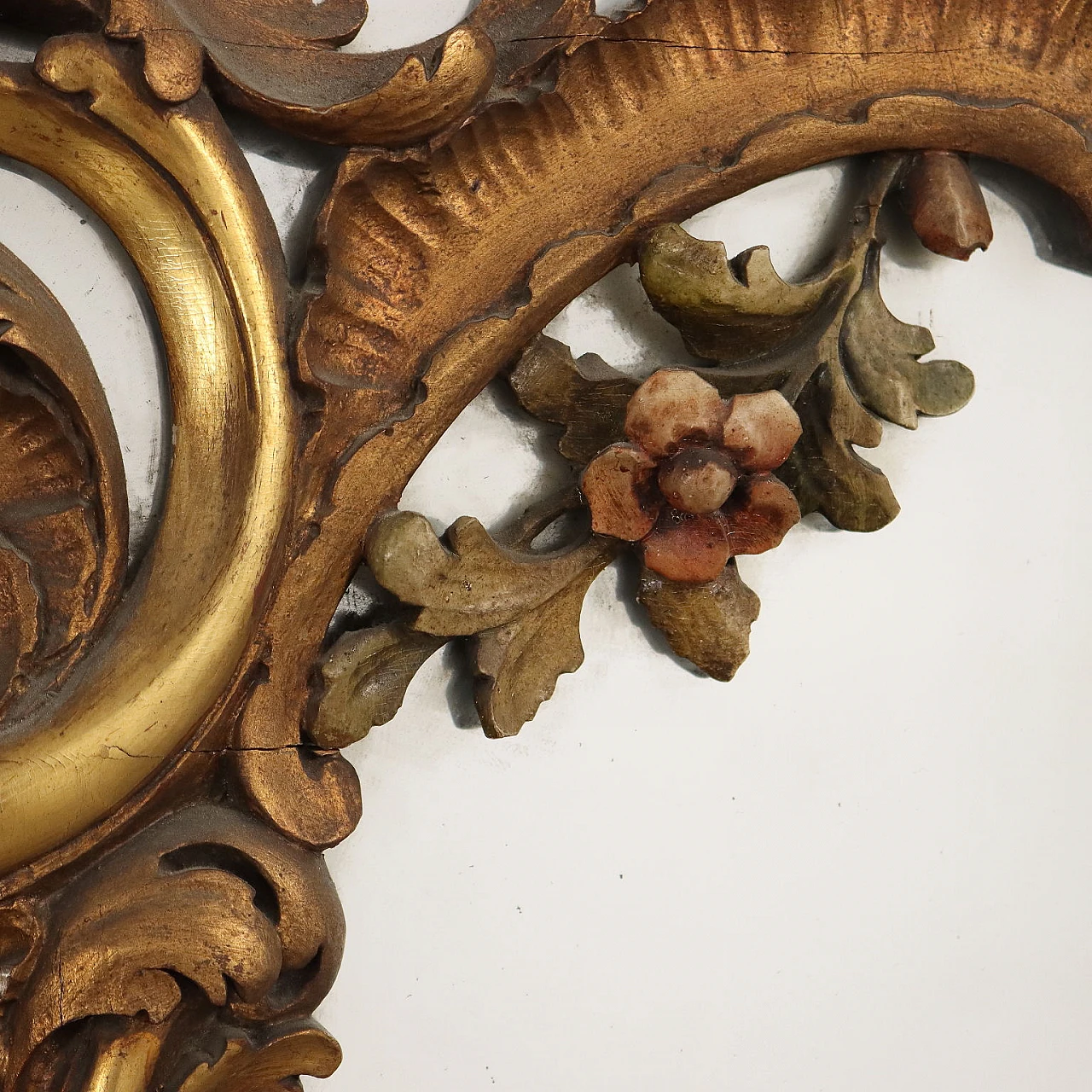 Gilded frame mirror carved with floral motifs 6