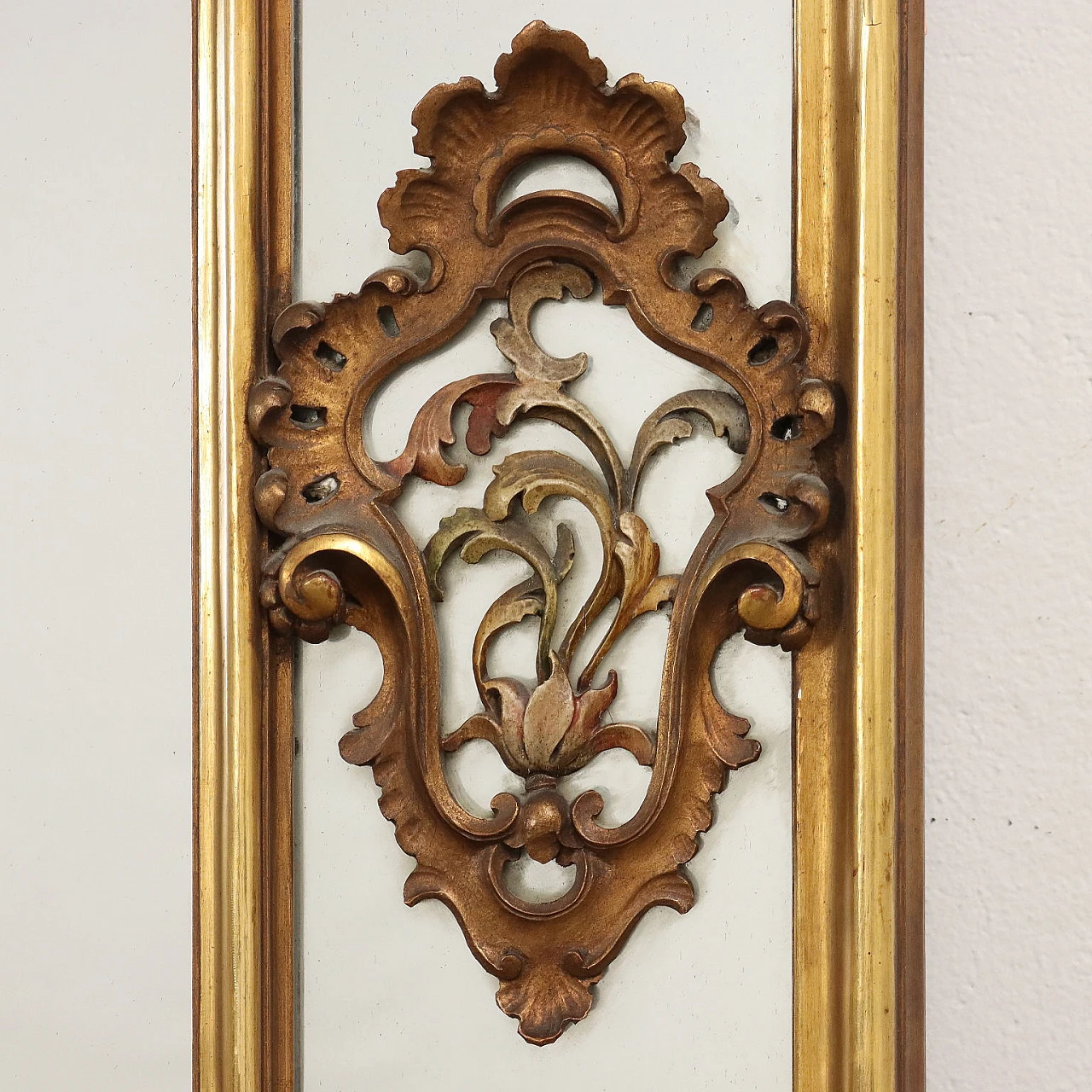 Gilded frame mirror carved with floral motifs 7