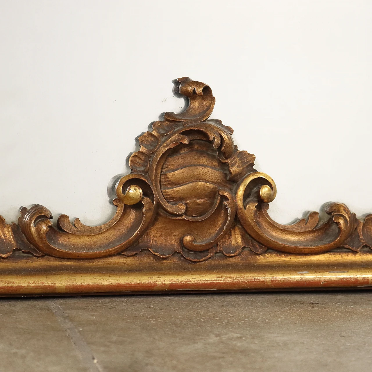 Gilded frame mirror carved with floral motifs 8