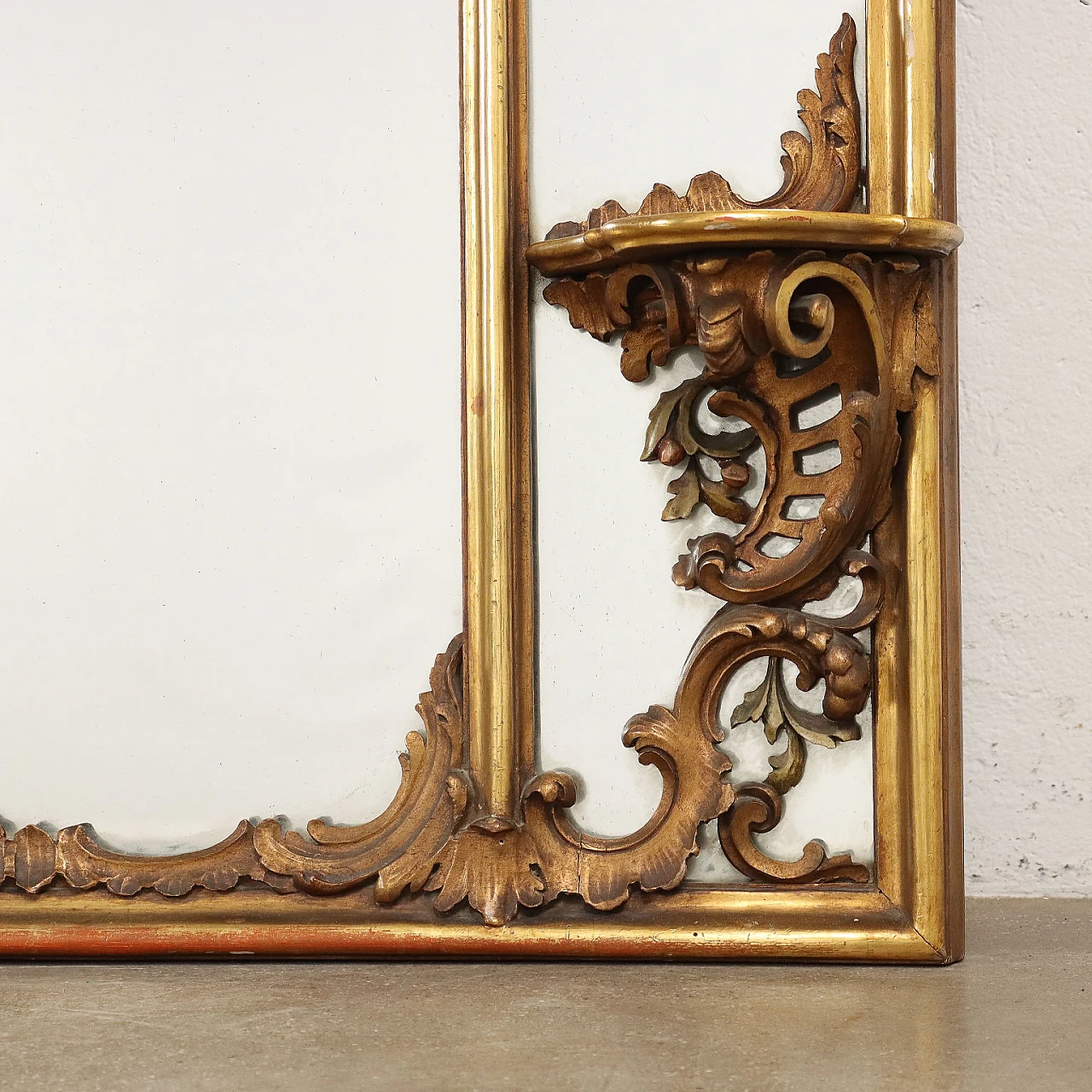 Gilded frame mirror carved with floral motifs 9