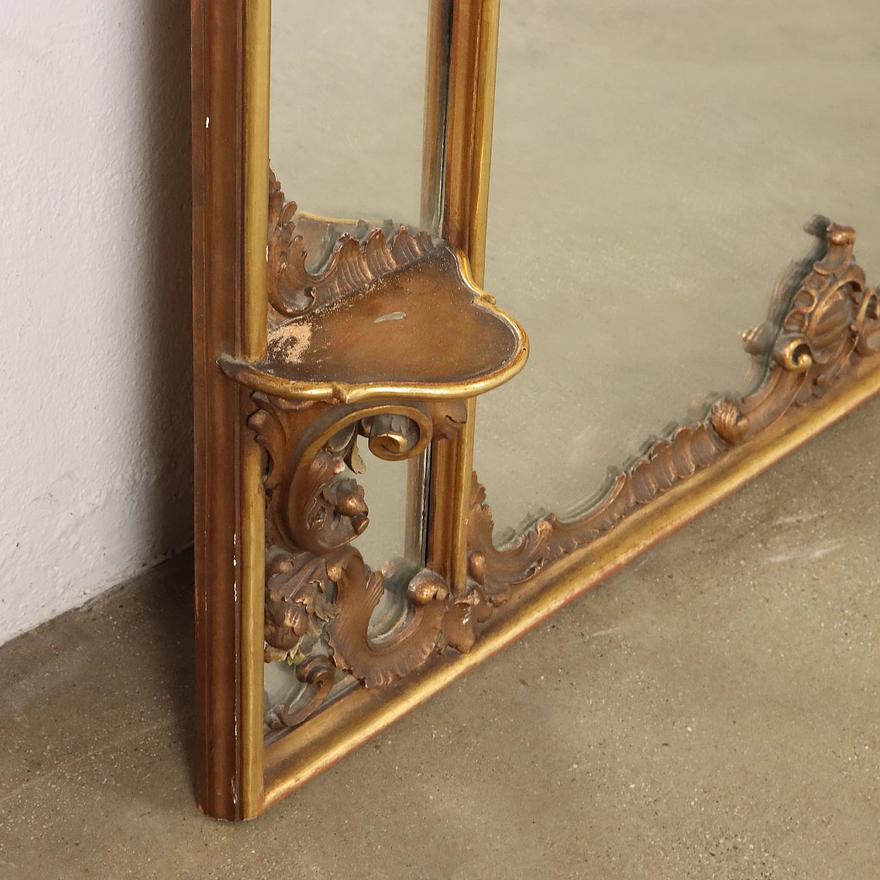 Gilded frame mirror carved with floral motifs 10