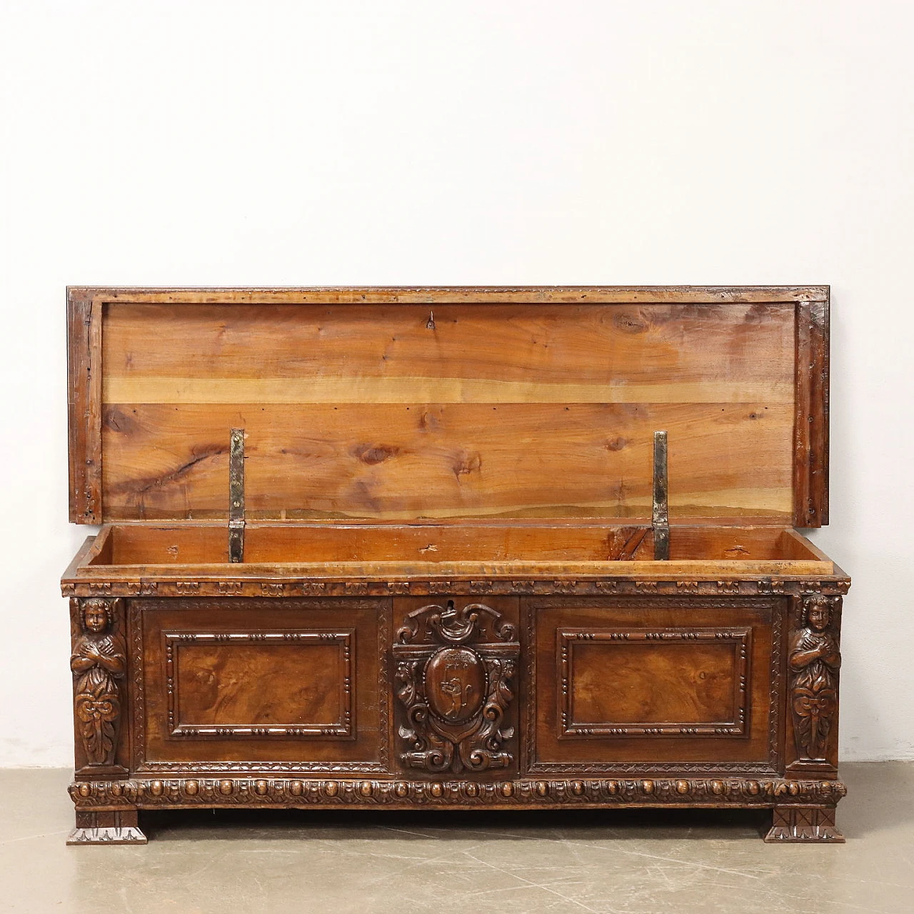 Walnut chest with two caryatids and shelf feet, 18th century 4