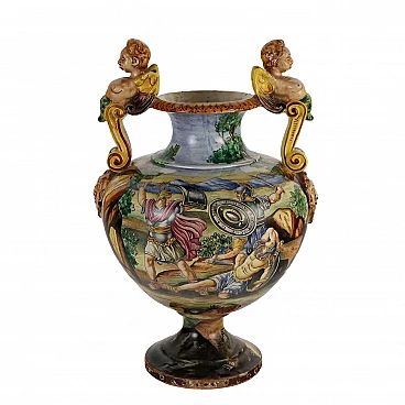 Vaso in maiolica dipinto con figure alate e maschere