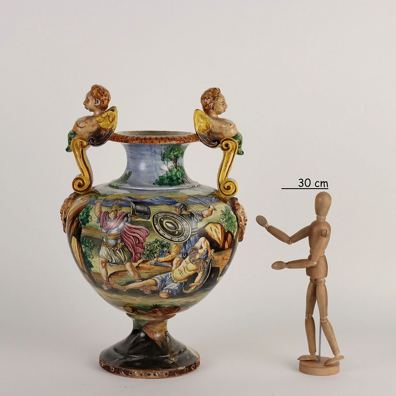 Vaso in maiolica dipinto con figure alate e maschere 2