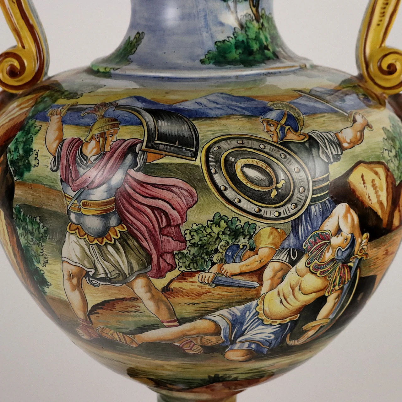 Vaso in maiolica dipinto con figure alate e maschere 4