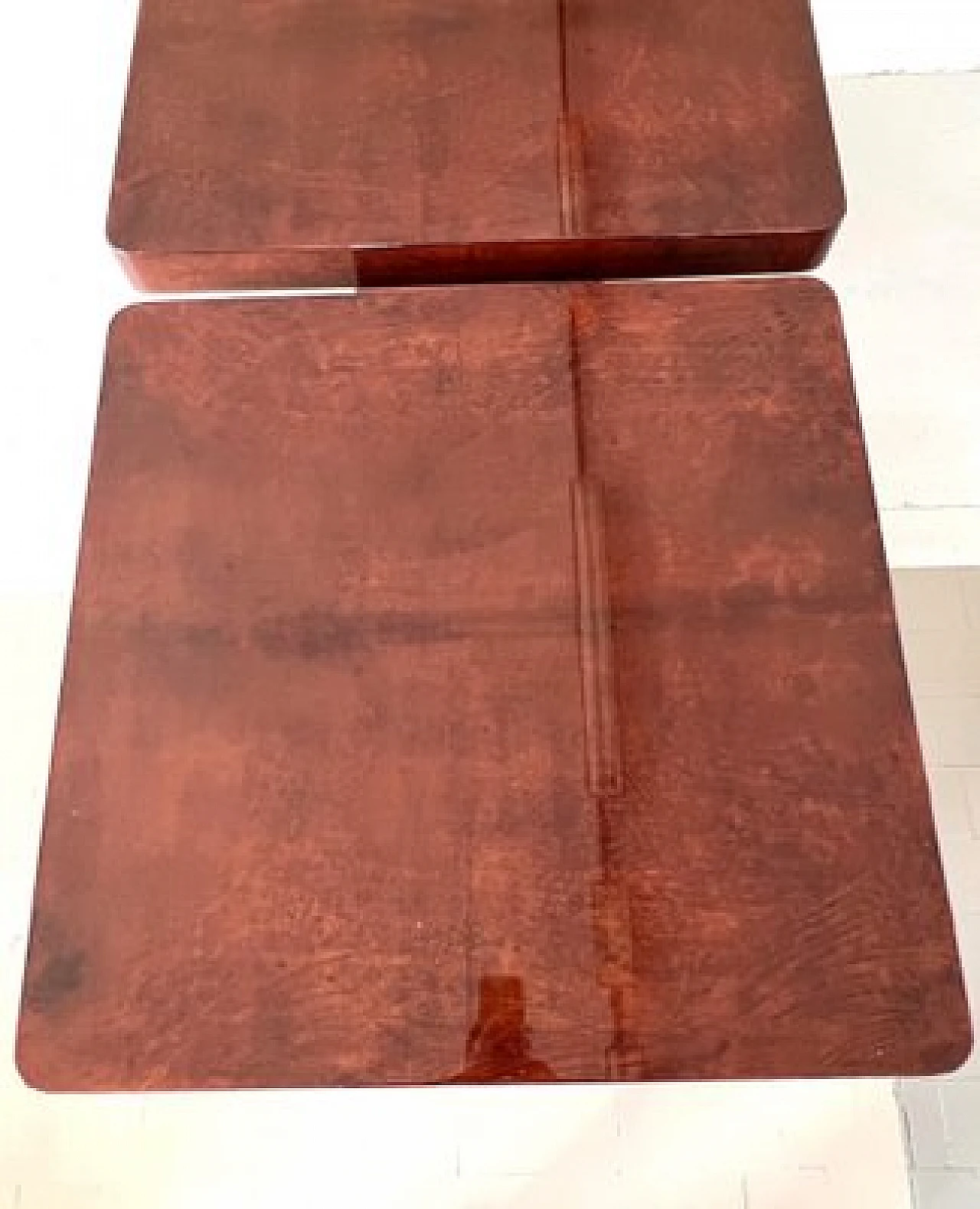 Coppia di tavolini in pergamena laccata di Aldo Tura, anni '70 22