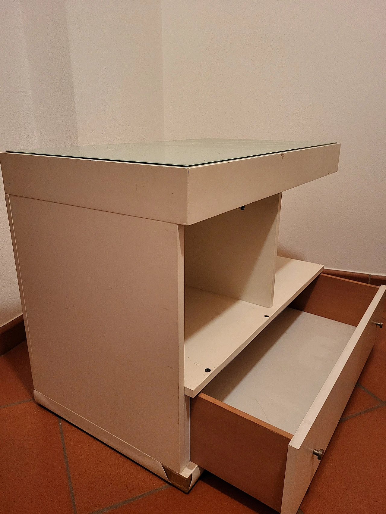 Comodino bianco con piano in vetro di C. Salocchi per Sormani, 1969 2