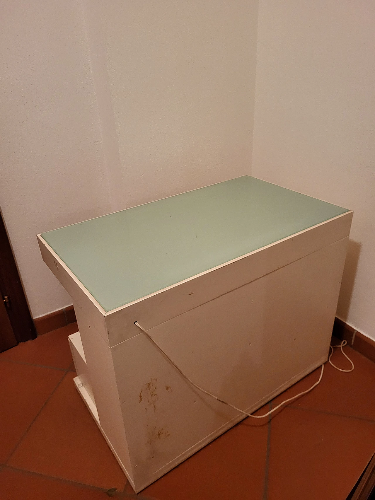 Comodino bianco con piano in vetro di C. Salocchi per Sormani, 1969 3