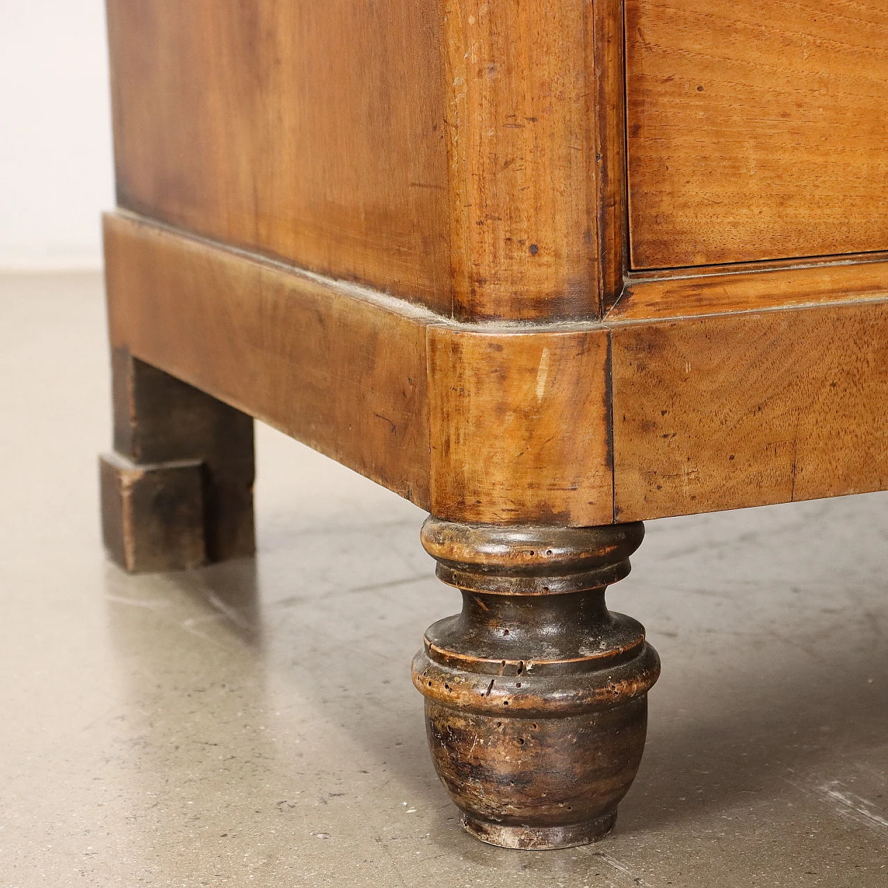 Walnut & poplar chest of drawers with turned feet, 19th century 6