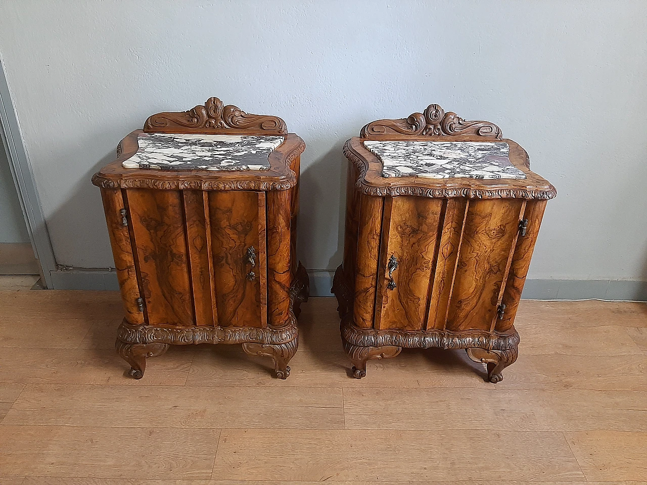 Pair of walnut carved bedside tables with marble top, 1930s 2