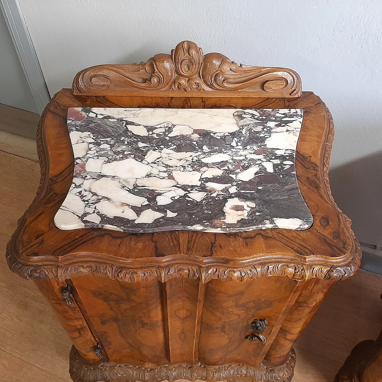 Pair of walnut carved bedside tables with marble top, 1930s 4