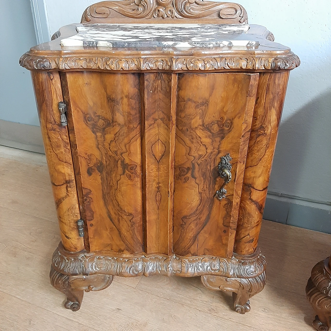 Pair of walnut carved bedside tables with marble top, 1930s 5
