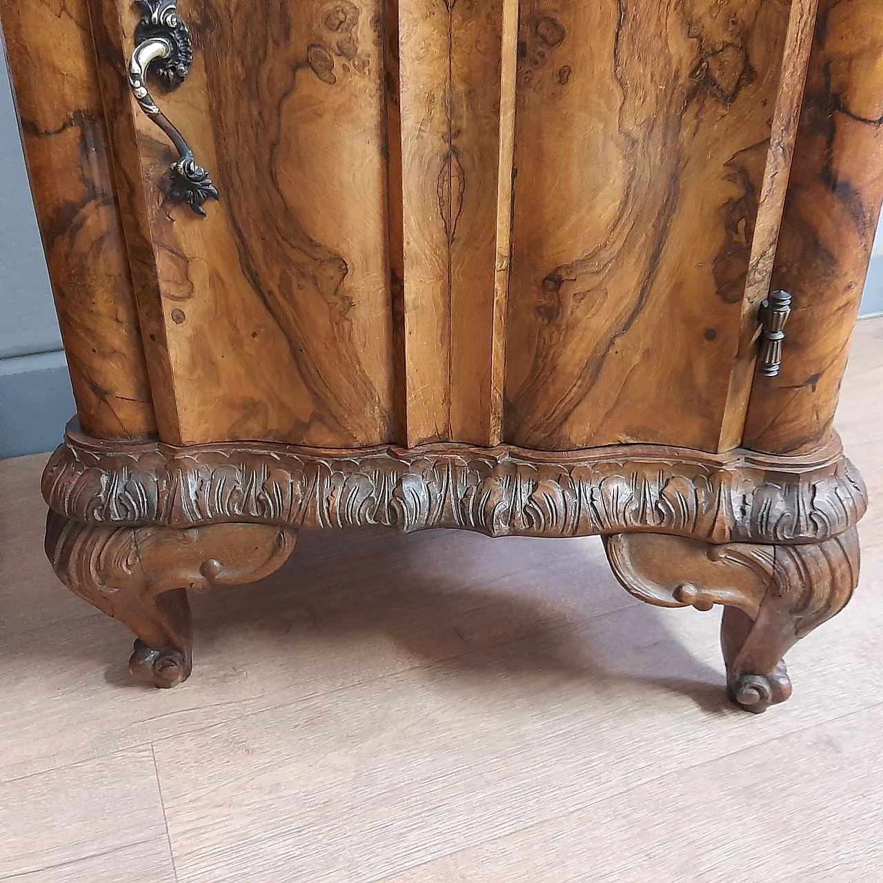 Pair of walnut carved bedside tables with marble top, 1930s 6