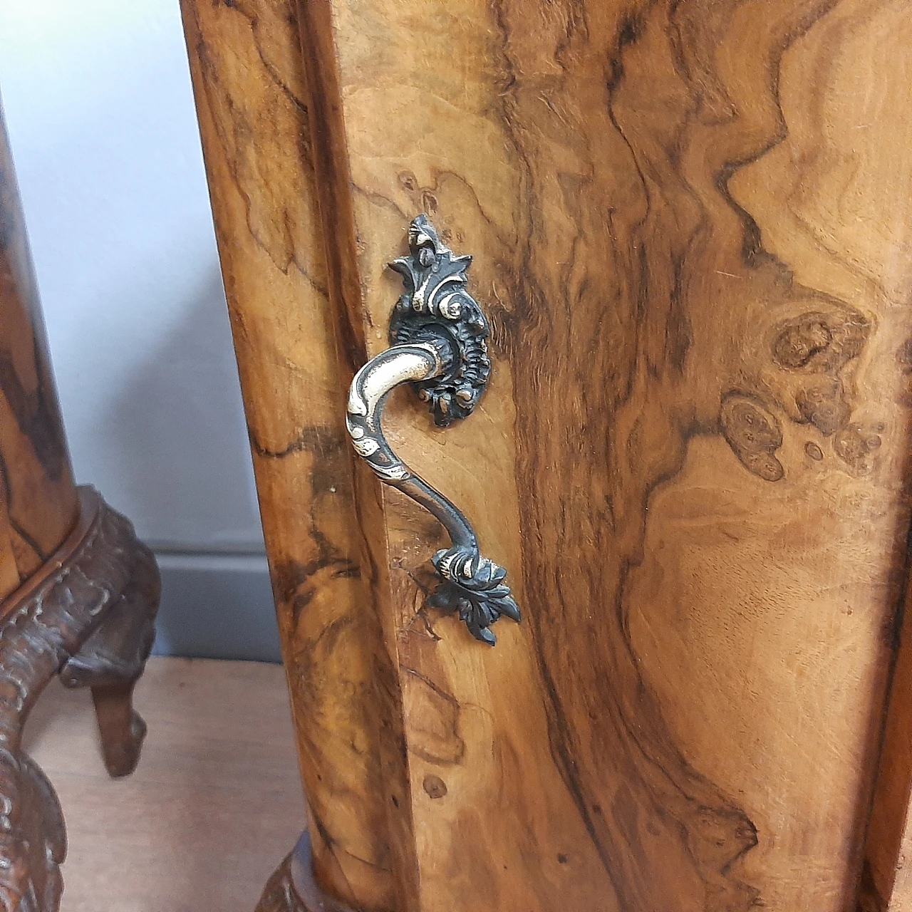 Pair of walnut carved bedside tables with marble top, 1930s 7