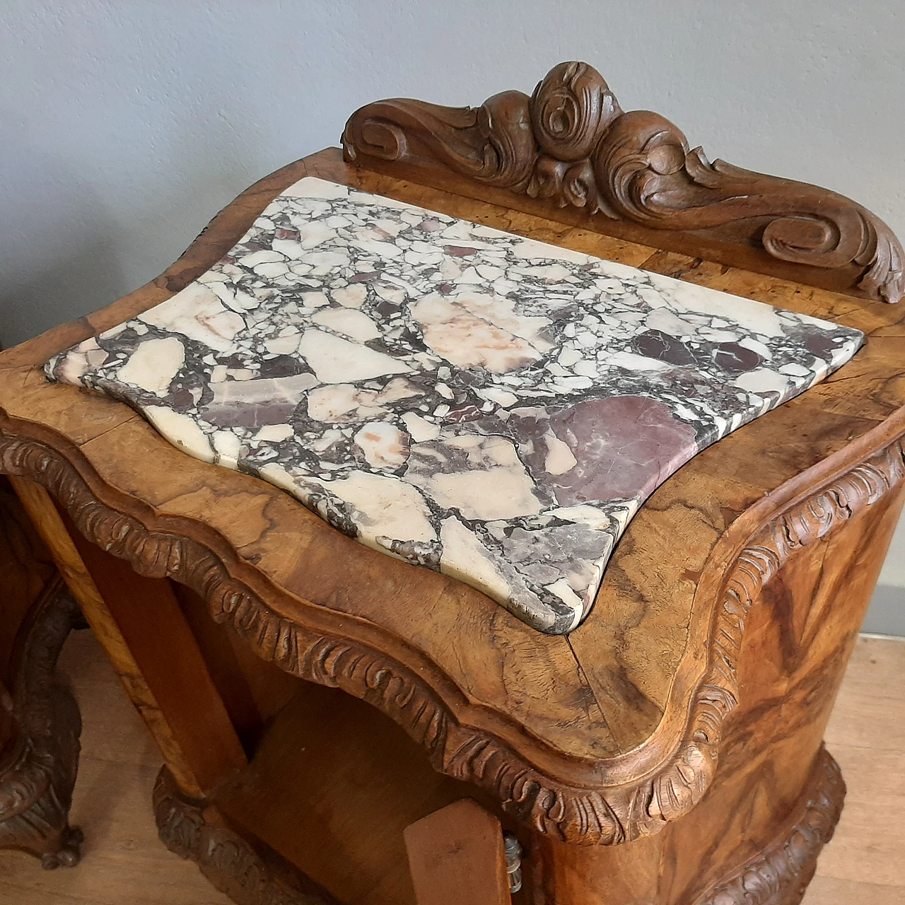 Pair of walnut carved bedside tables with marble top, 1930s 9
