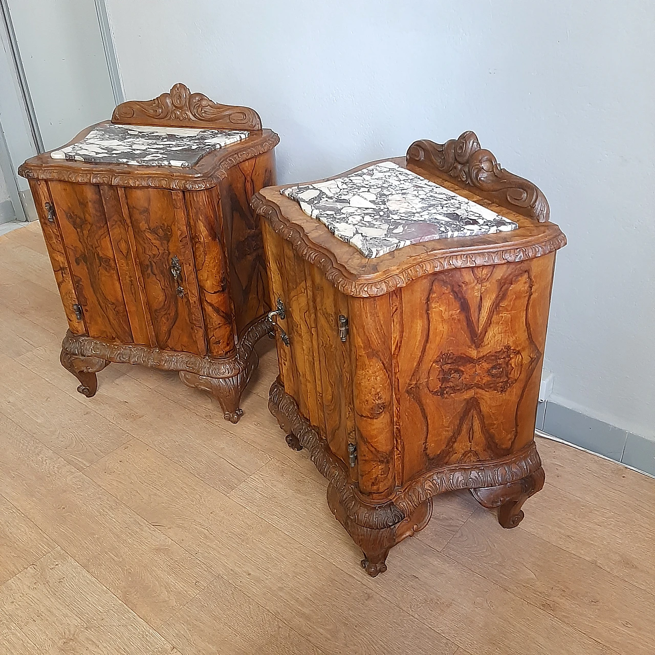 Pair of walnut carved bedside tables with marble top, 1930s 10