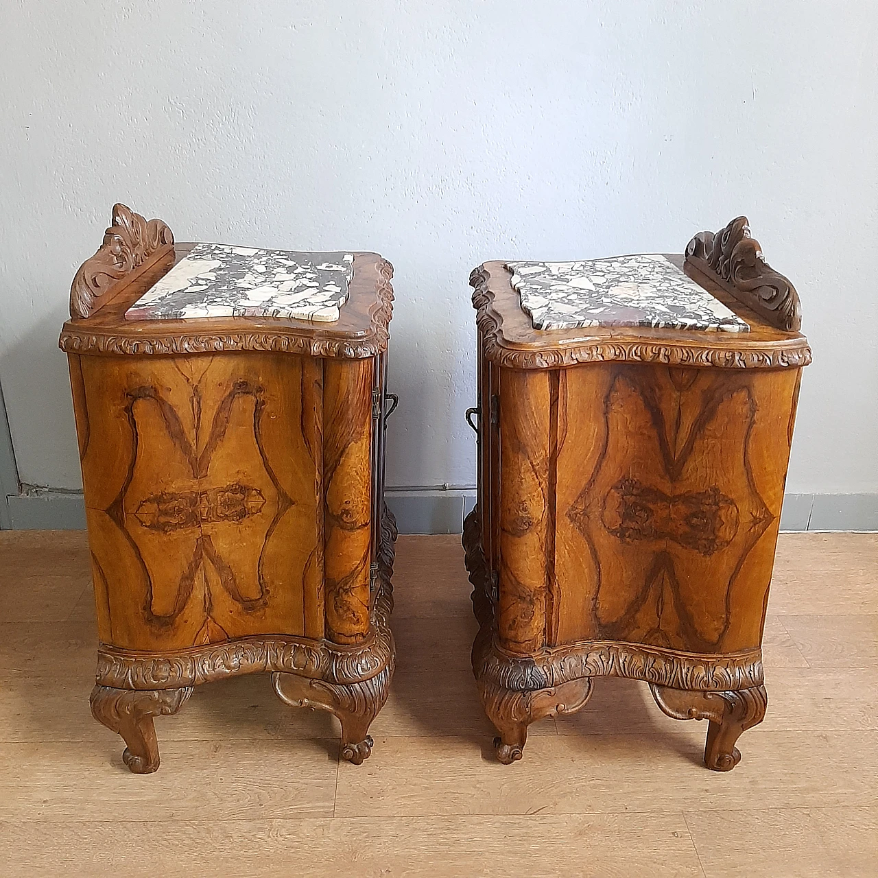 Pair of walnut carved bedside tables with marble top, 1930s 11