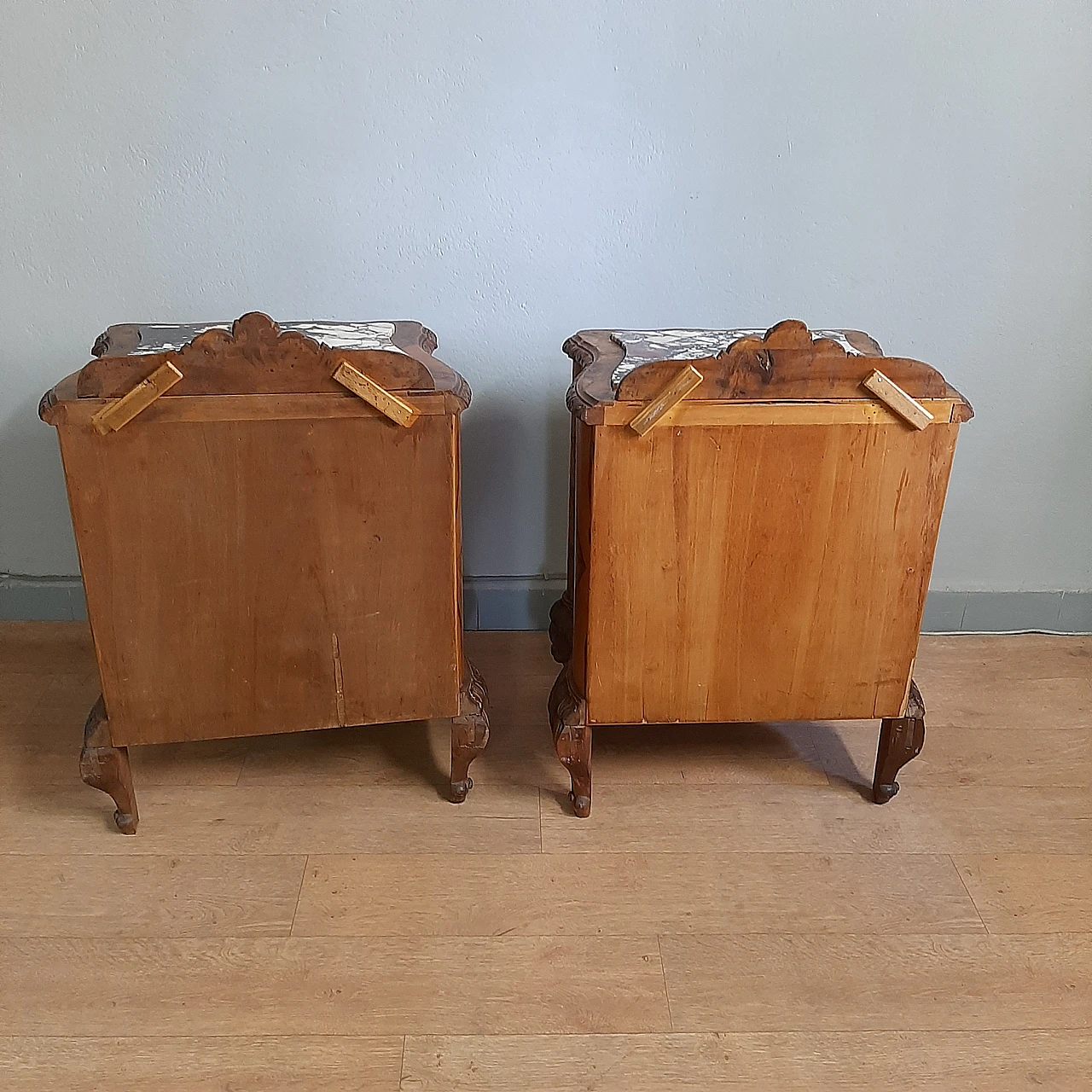 Pair of walnut carved bedside tables with marble top, 1930s 12