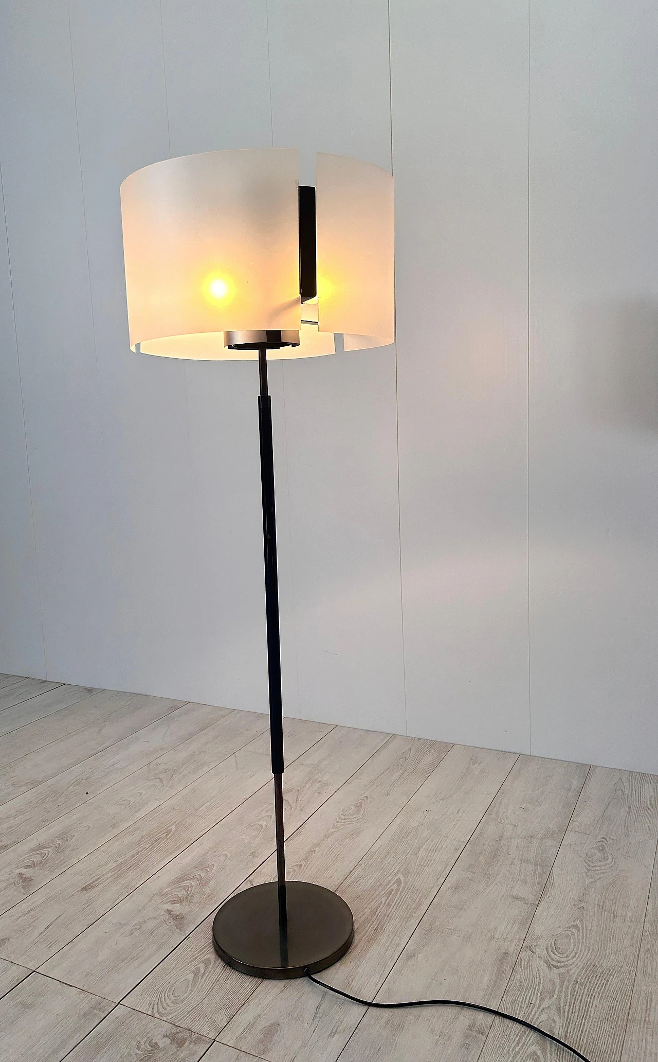 Floor lamp by Giuseppe Ostuni for Oluce, 1950s 15