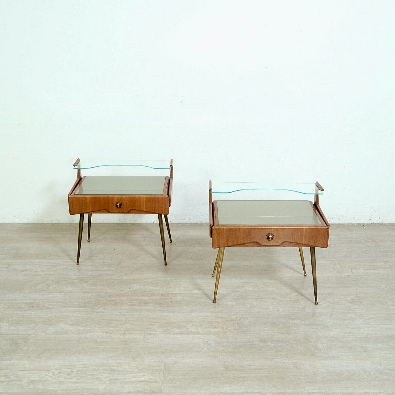 Coppia di comodini in legno, ottone e vetro con mensola, anni '50 1