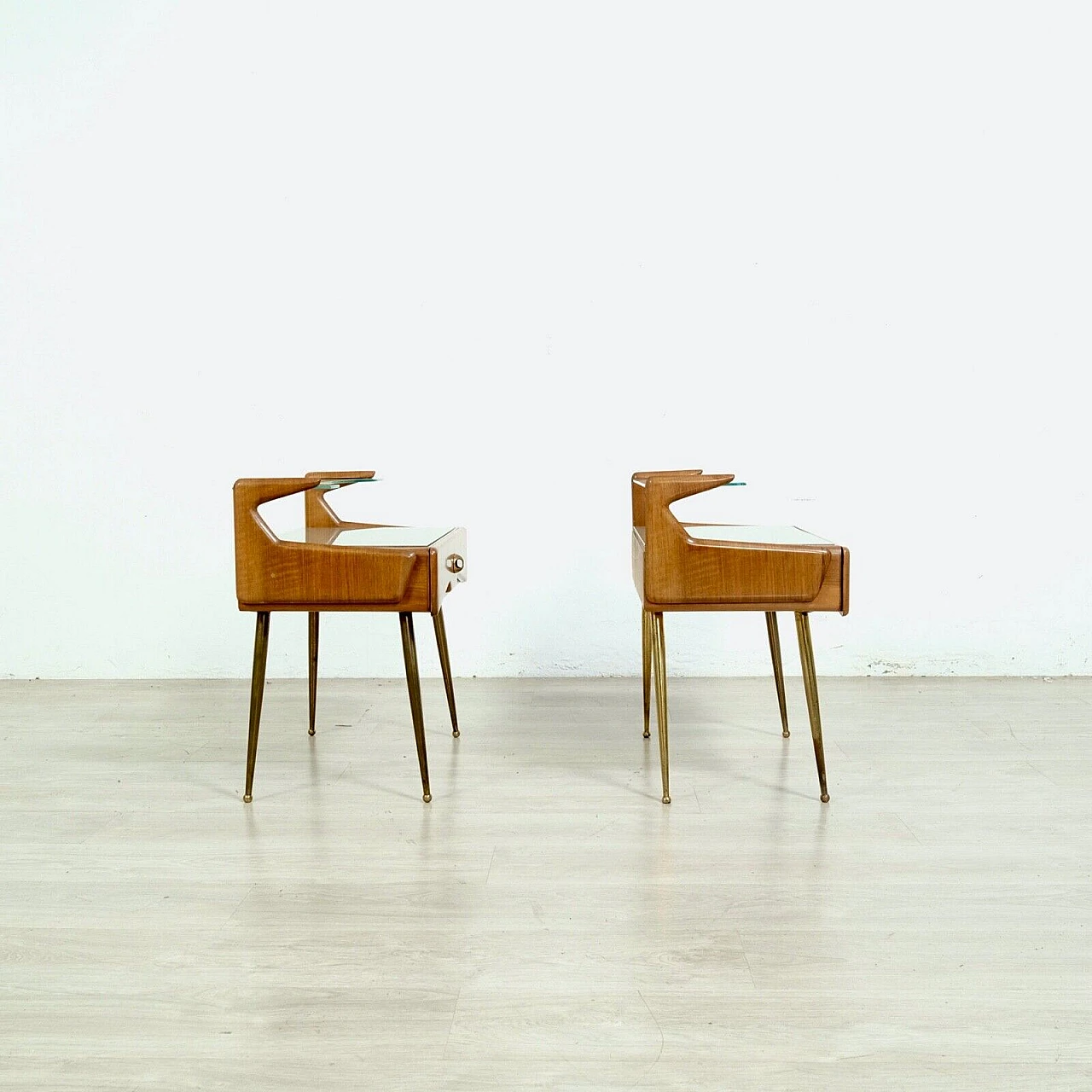 Coppia di comodini in legno, ottone e vetro con mensola, anni '50 2