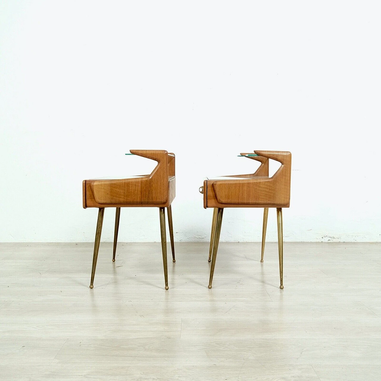 Coppia di comodini in legno, ottone e vetro con mensola, anni '50 5