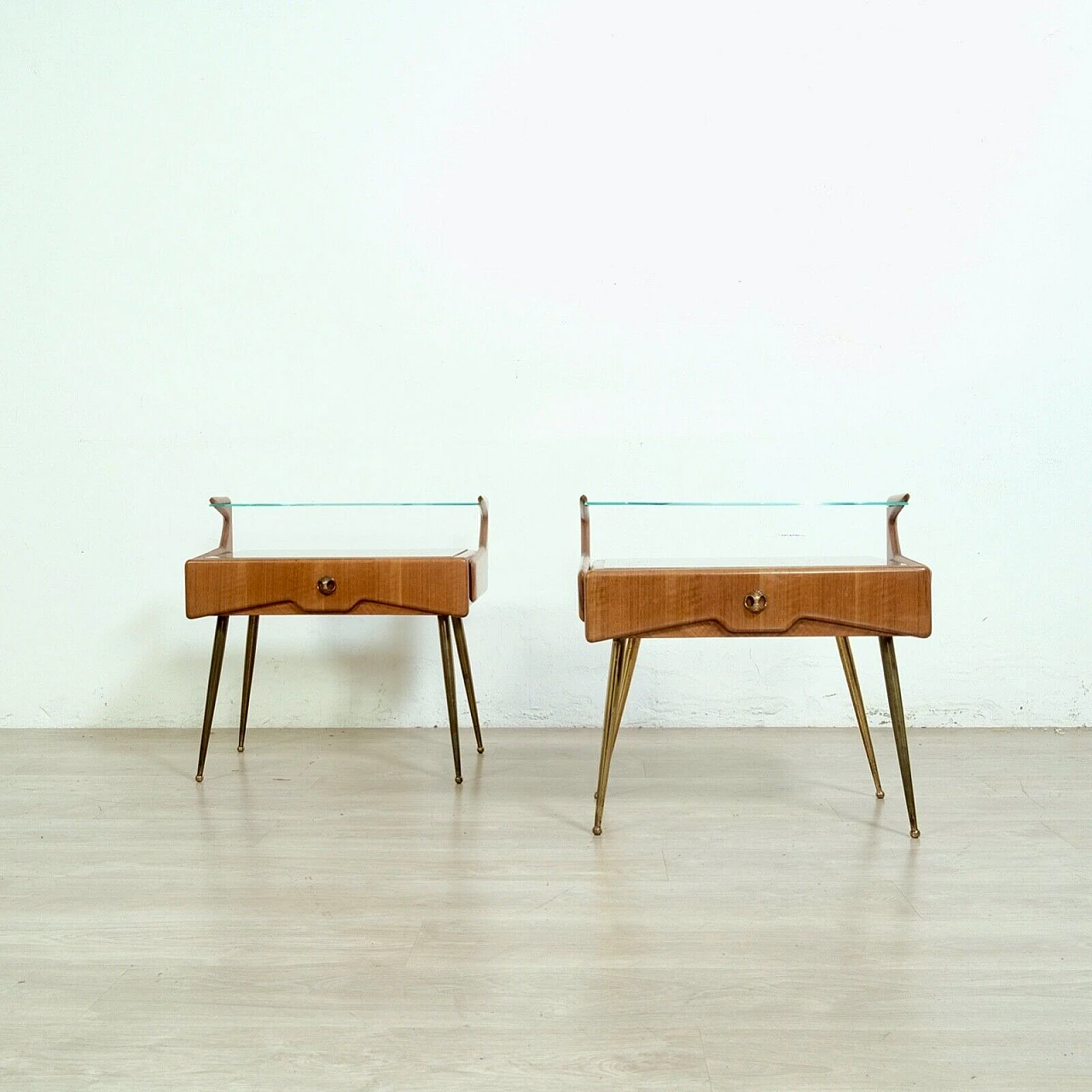 Coppia di comodini in legno, ottone e vetro con mensola, anni '50 8