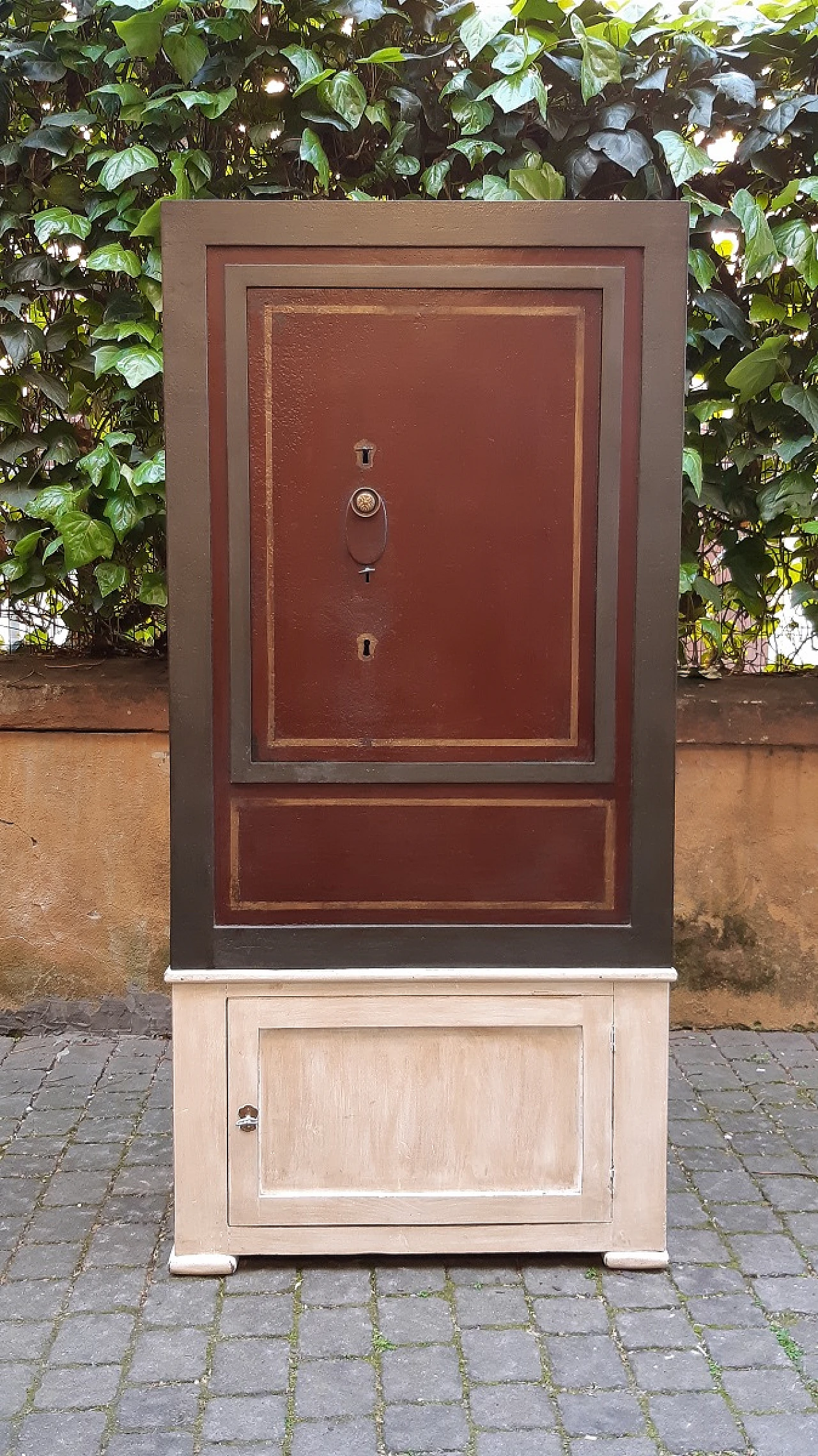Oak and lacquered iron safe, second half of the 19th century 9