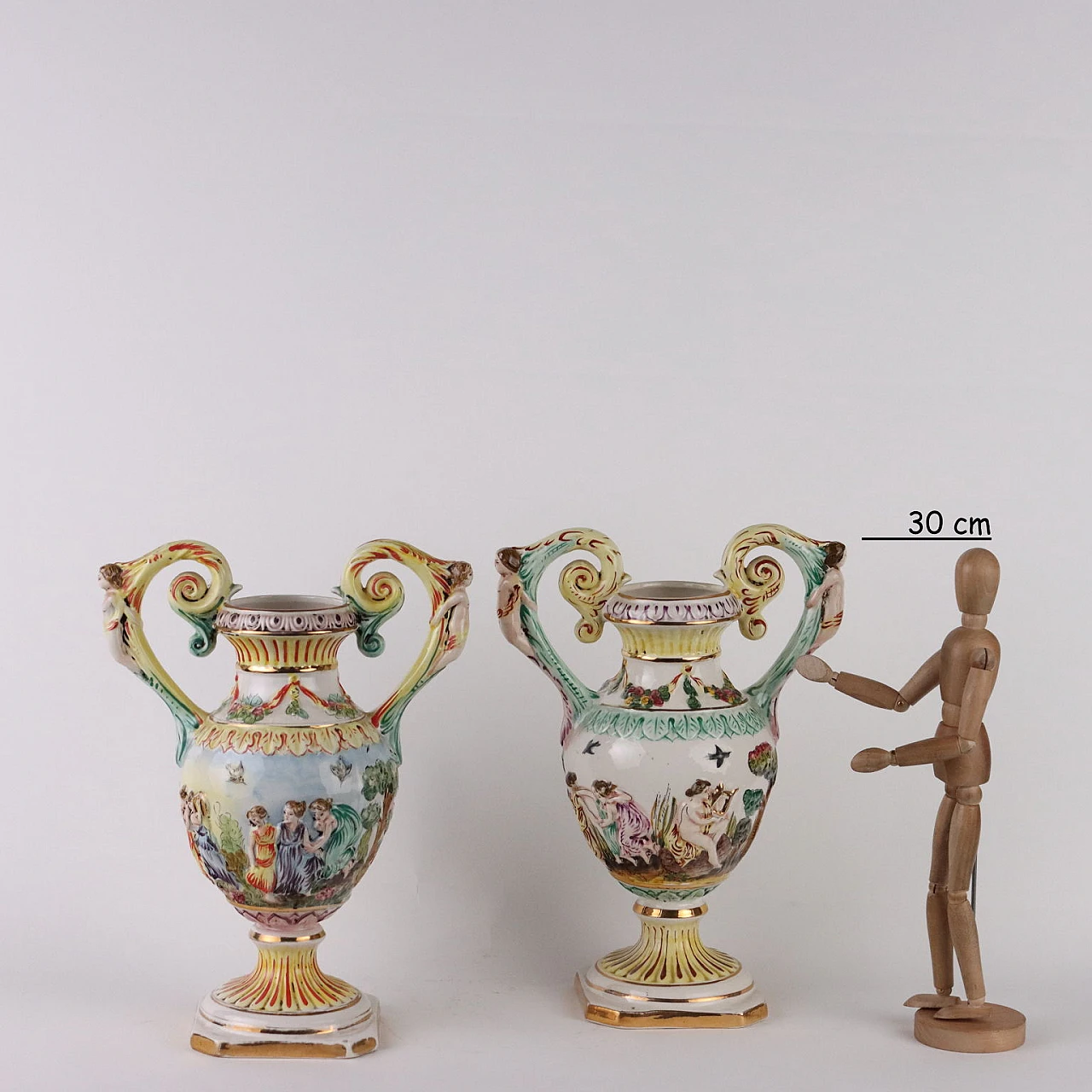 Coppia di Vasi in ceramica di Capodimonte con scene mitologiche 2