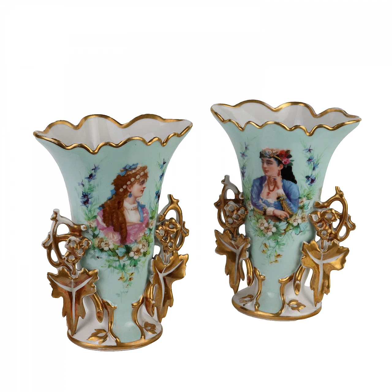 Coppia di Vasi in porcellana con decori dorati a motivi vegetali 1