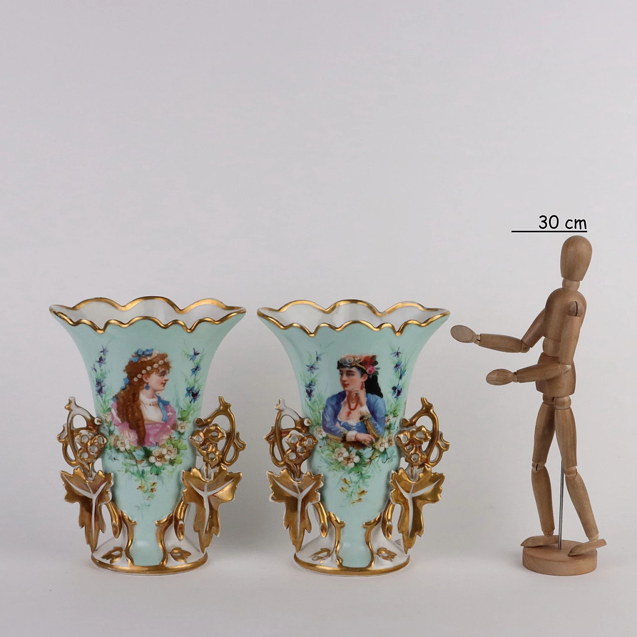 Coppia di Vasi in porcellana con decori dorati a motivi vegetali 2