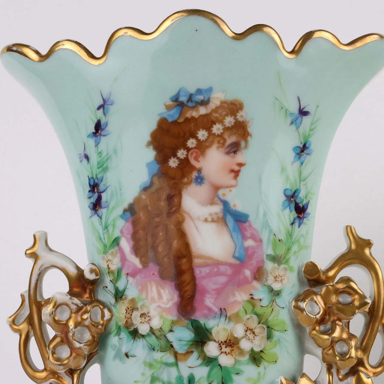 Coppia di Vasi in porcellana con decori dorati a motivi vegetali 3