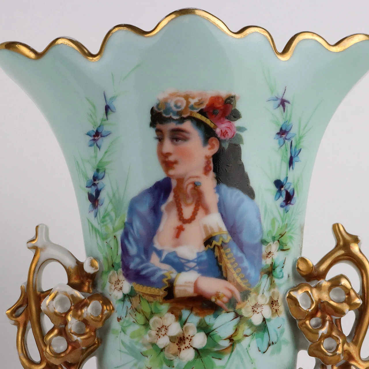 Coppia di Vasi in porcellana con decori dorati a motivi vegetali 4