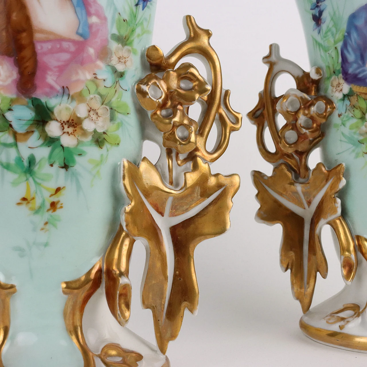 Coppia di Vasi in porcellana con decori dorati a motivi vegetali 5