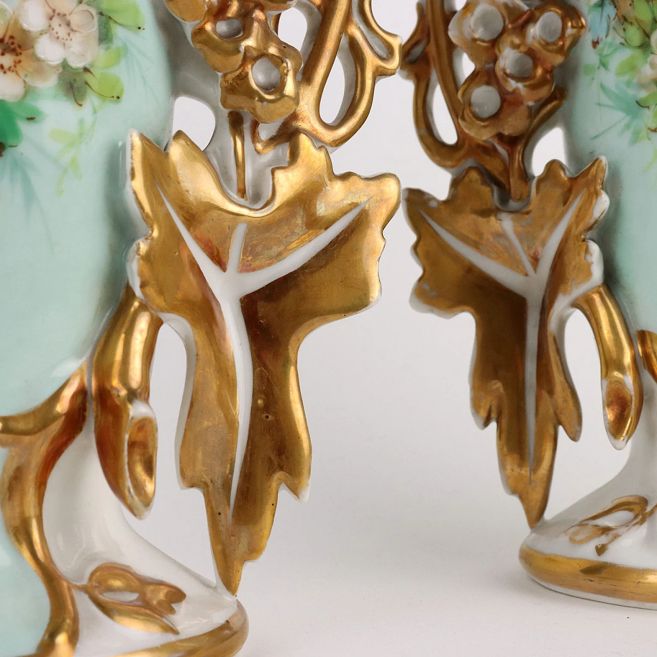 Coppia di Vasi in porcellana con decori dorati a motivi vegetali 6