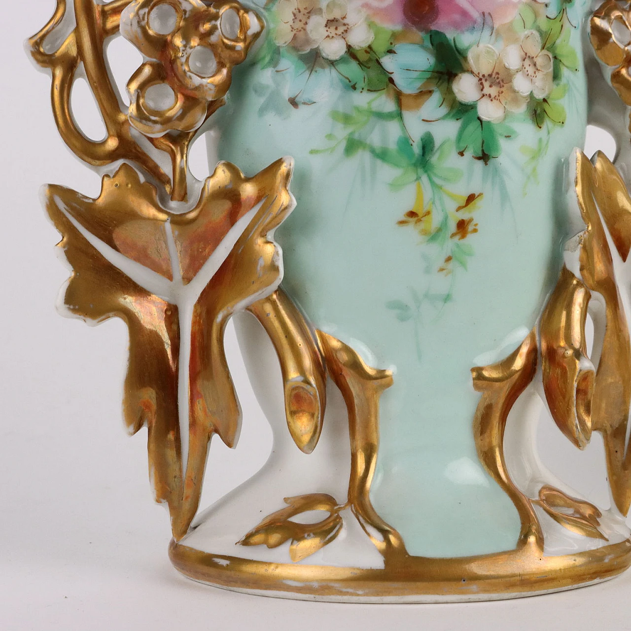 Coppia di Vasi in porcellana con decori dorati a motivi vegetali 7