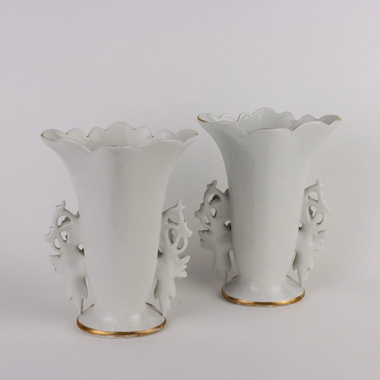 Coppia di Vasi in porcellana con decori dorati a motivi vegetali 8